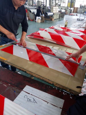 Benutzerdefinierter Logo-Siebdruck-Chevron-Reflektor-Reflexaufkleber, rechteckiger gelb-roter prismatischer reflektierender Bandaufkleber