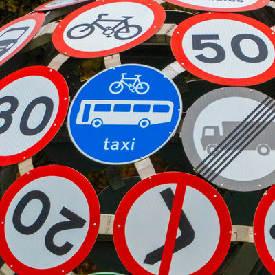 Sicherheit Straßenverkehr Sicherheit Verkehrsschilder Wasserdichte Verkehrswarnung Reflektorschilder Schwarze Straßenarbeiten Reflektorblatt Verkehrsschilder